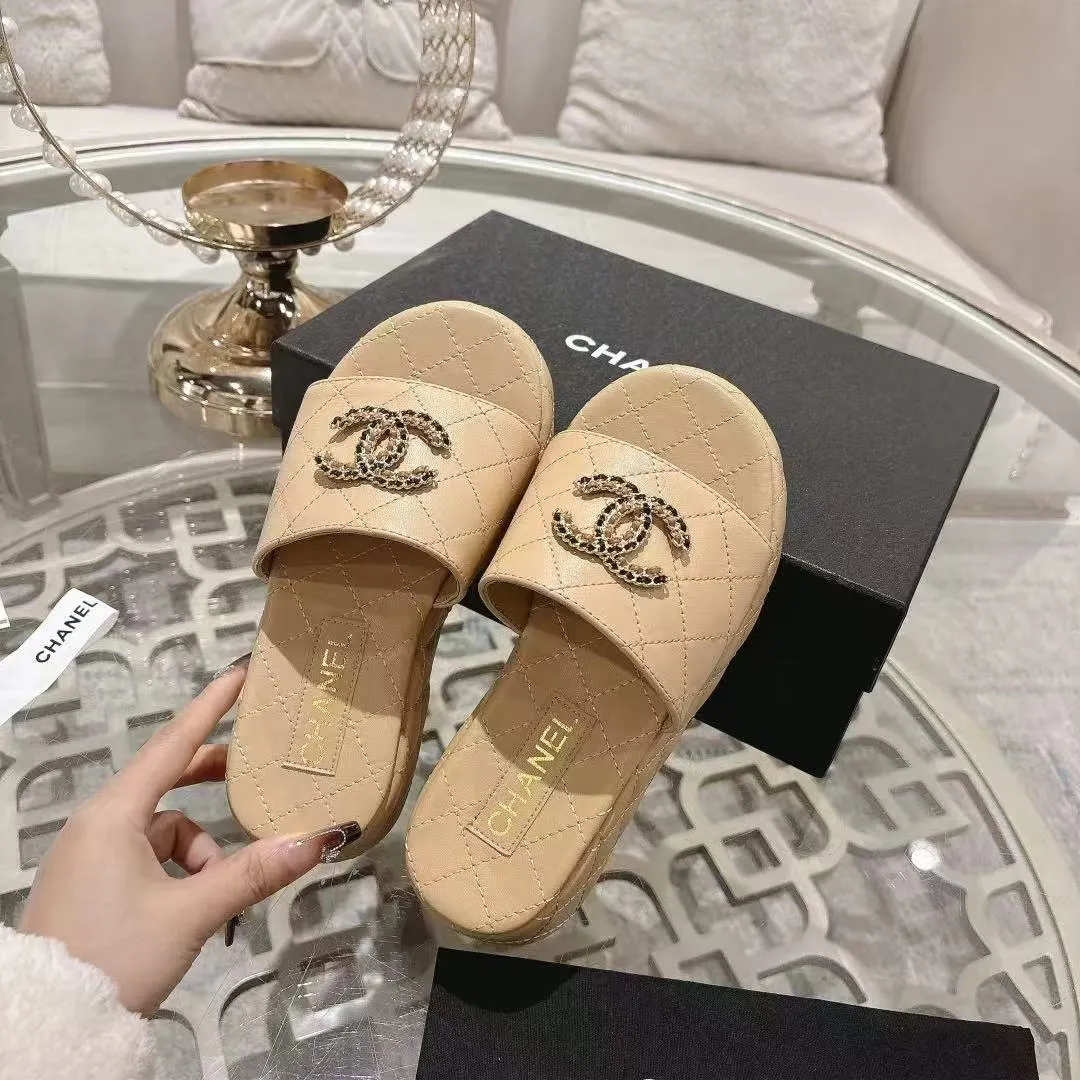 👟👟Ex-factory price 480👟👟 🎉Chanel Chanel 2025 Xiaoxiang C family thick-soled sandals series official website synchronization, classic and elegant, casual wear 🌹🌹🌹🌹Original logo ~ Made of imported sheepskin and C family custom fabrics, a variety of colors for the goddess to choose! ❤️❤️❤️❤️ Code number: 36~40 (35.41.42 customized, non-returnable) Color: 5 colors;